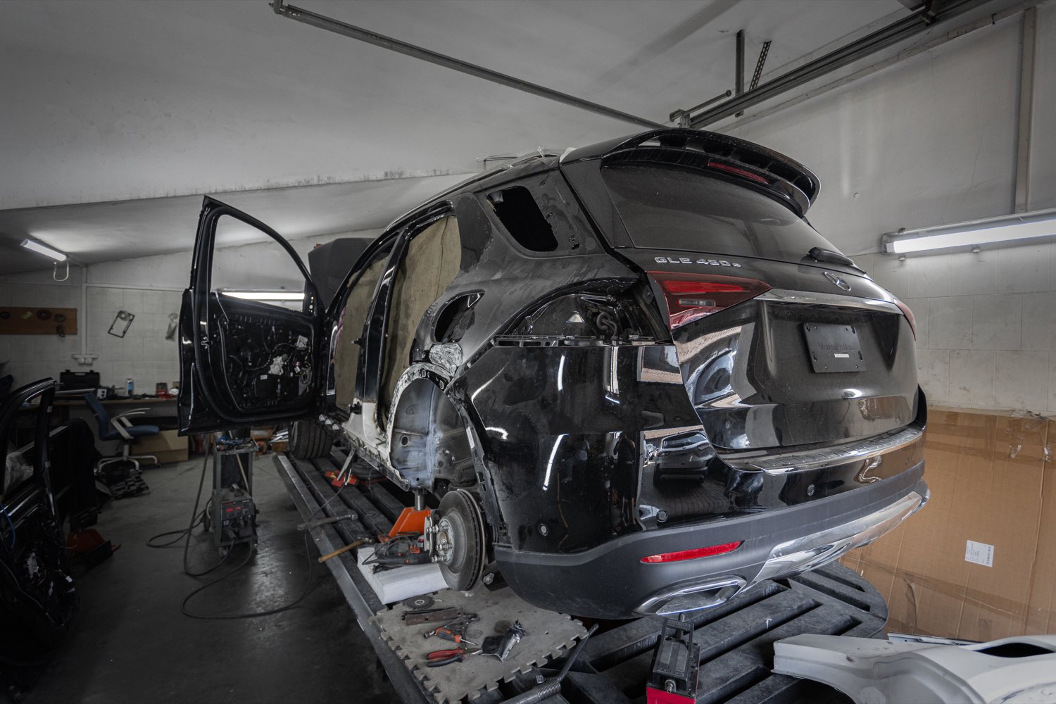 Mercedes GLE розібраний на стапелі
