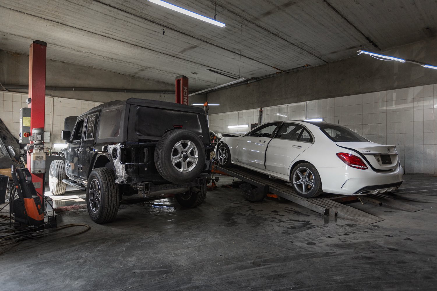 Jeep і Mercedes на постах у цеху