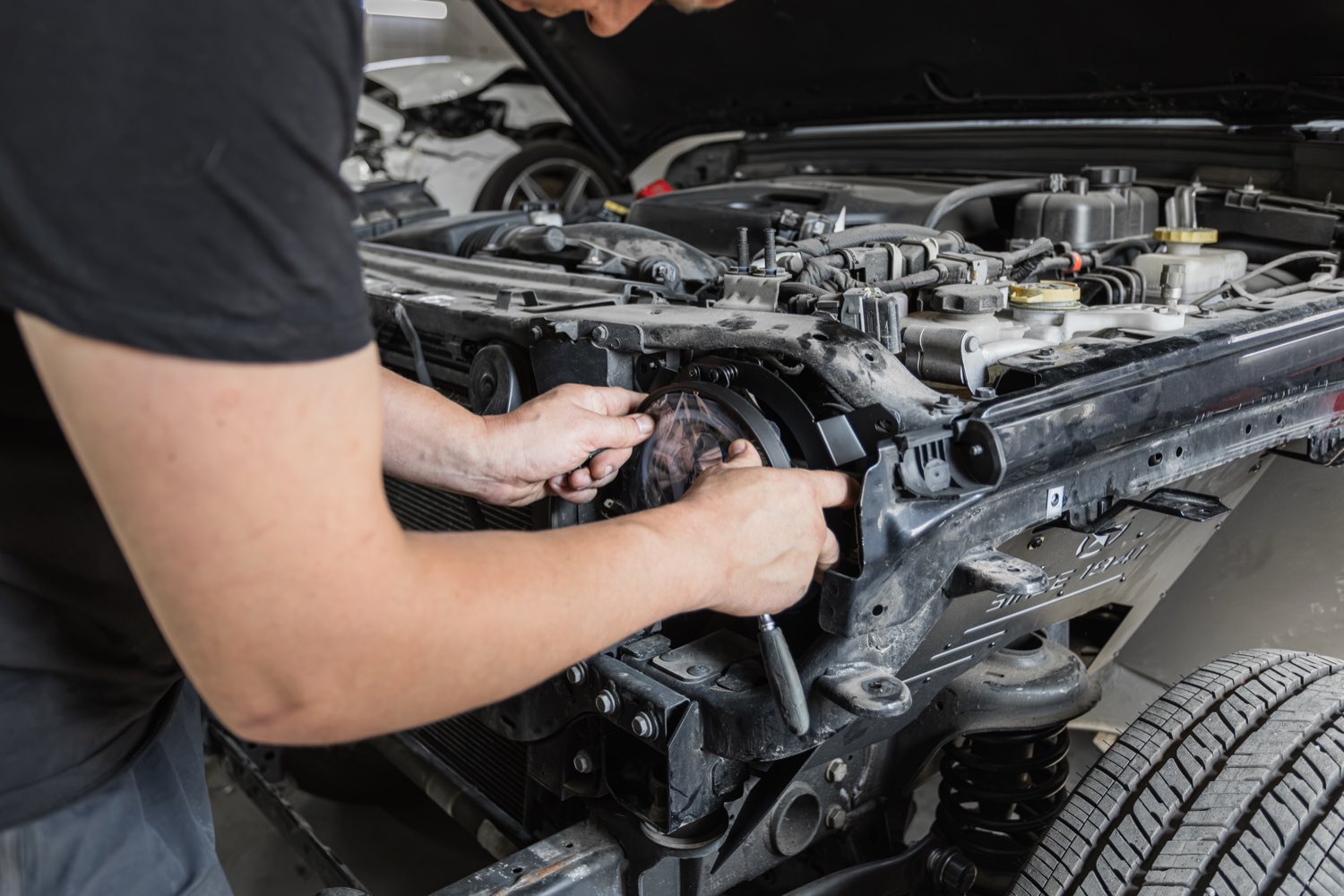 Jeep Wrangler на підйомнику